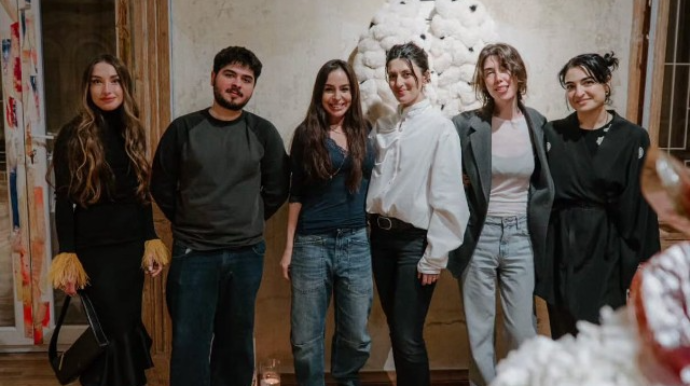 Prezidentin qızı və gəlini sərgidə - FOTOLAR