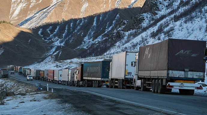 Dörd mindən çox yük maşını “Yuxarı Lars”dan keçmək üçün gözləyir 
