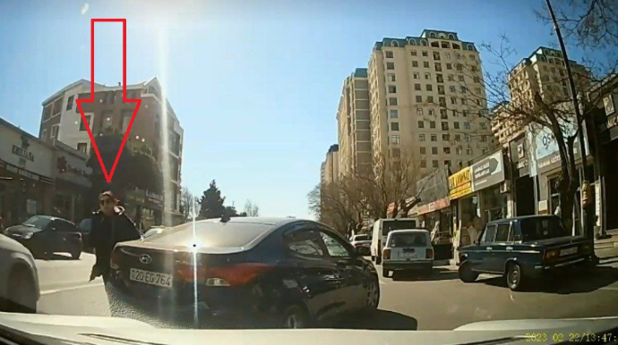 Bakıda qəzəbli xanım sürücü yolu kəsib "razborka" etdi  - VİDEO