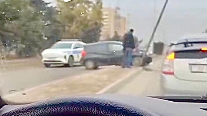 Bakıda qəza: “Nissan” bordürə çıxaraq işıq dirəyinə çırpıldı    - VİDEO