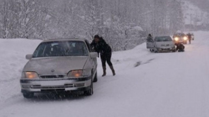 Buzlu yolda sürüşən avtomobil Şamaxının iki küçəsini işıqsız qoydu - RƏSMİ  - VİDEO