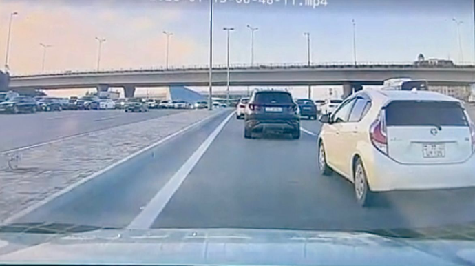 В Баку водитель создал аварийную ситуацию на дороге - ВИДЕО 