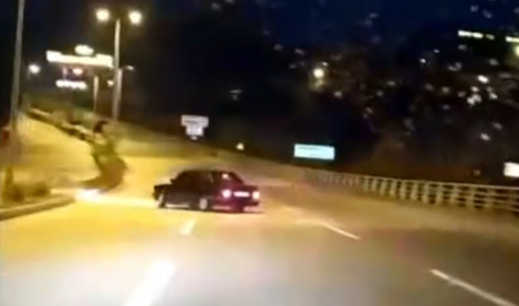 Maşını "ikitəkər" qaldırmaq istəyən sürücü ağır qəza törətdi   - VİDEO