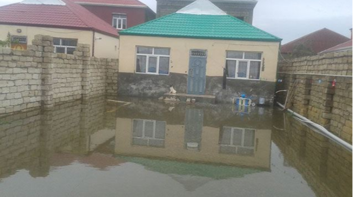 Binəqədidə evləri su basıb, 6 nəfər köməksiz qalıb 