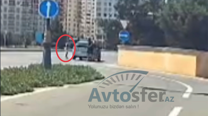 Boyu sükana çatmayan azyaşlı şəhərin mərkəzində maşın sürdü: Təhlükəli anlar - VİDEO