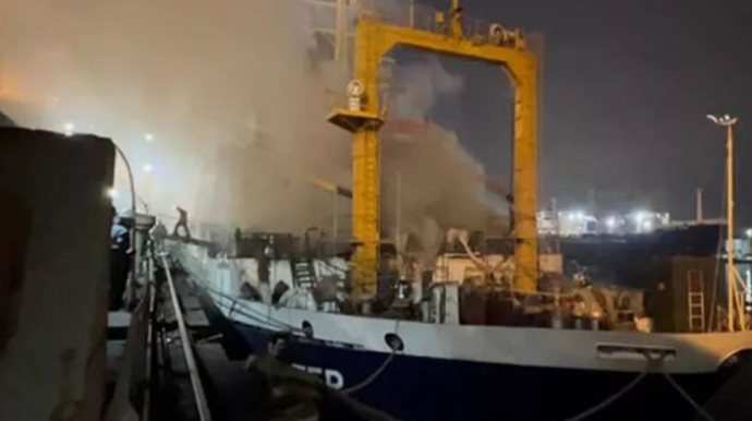 İstanbulda Rusiya bayrağı altında üzən gəmi yandı