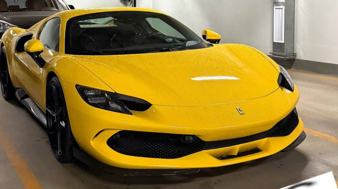 Məşhur yayımçı 2 milyon manatlıq "Ferrari" aldı - FOTO