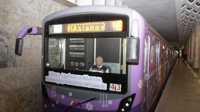 Bakı metrosunda xətlərə bəzədilmiş qatar buraxılıb  - FOTO