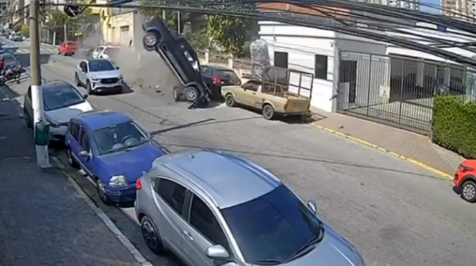 Sürətin səbəb olduğu qəza - “Pikap” havada uçub 10 maşını əzdi - VİDEO