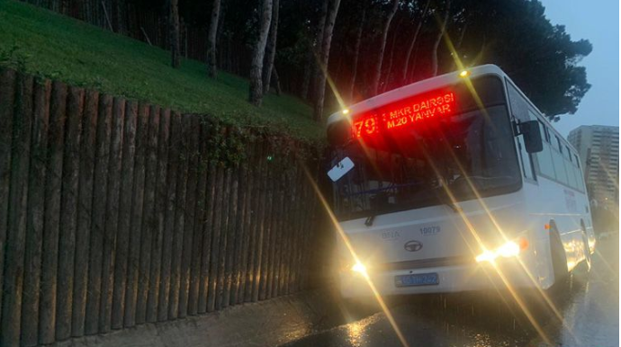 Bakıda sərnişin avtobusu qəza törədib  - FOTO