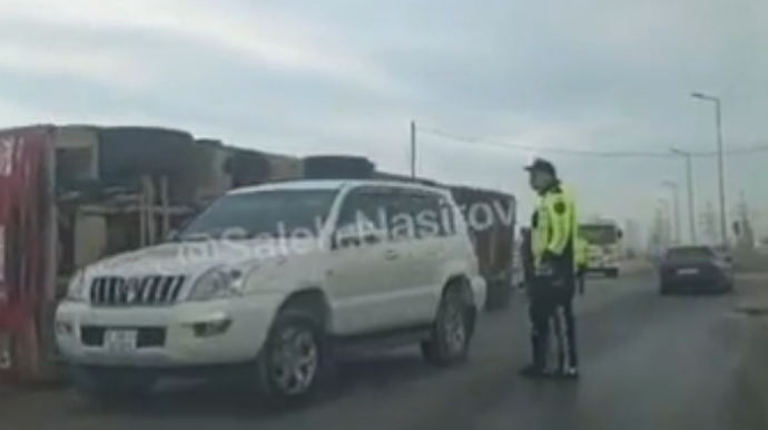 Sumqayıtda "TIR" aşdı - VİDEO