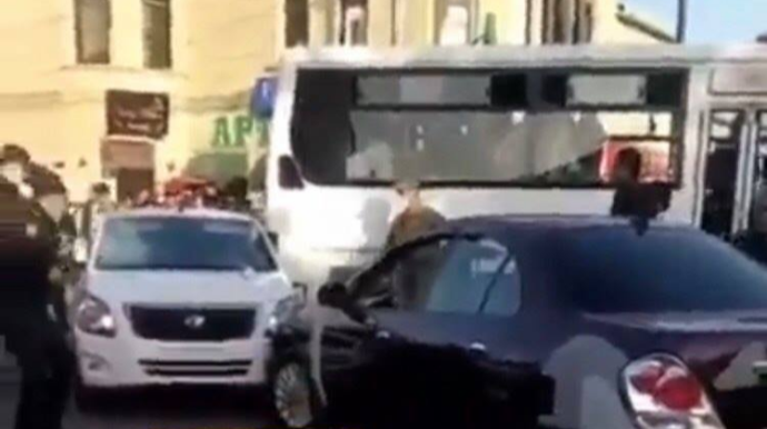 Bakıda "Ravon"la “avtoş”luq edib iki maşını əzən sürücü həbs edildi - FOTO-VİDEO 