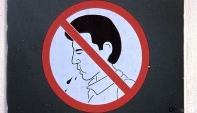 Küçəyə tüpürənlər saxlanılır - VİDEO