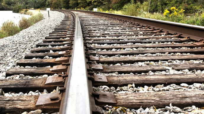 Gürcüstanda sərnişin qatarı relsdən çıxıb