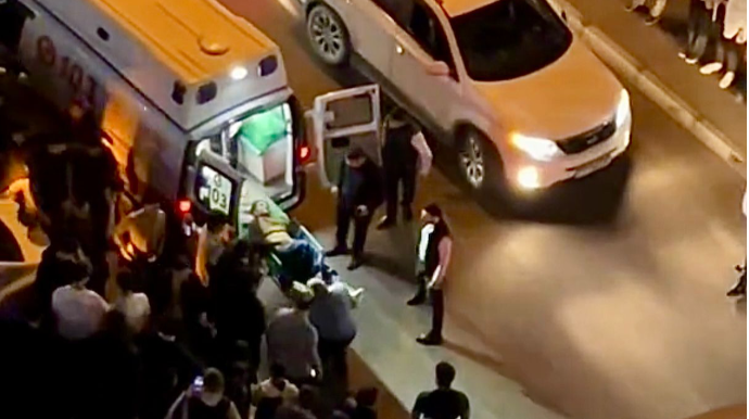 Bakıxanovda motosiklet “BYD” ilə toqquşdu, sürücüsü ağır yaralandı    - VİDEO