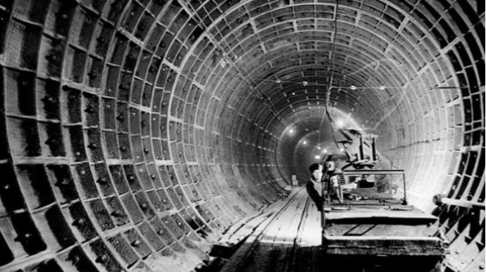 Leninqradda metro tuneli fəlakəti - şəhərin mərkəzi yerə batırmış - FOTO