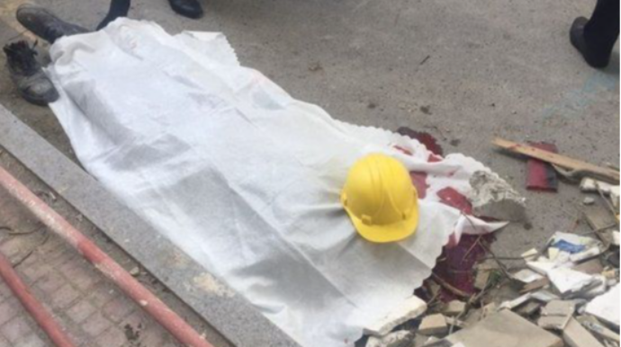 Qubada fəhlə işlədiyi binadan yıxılaraq ölüb