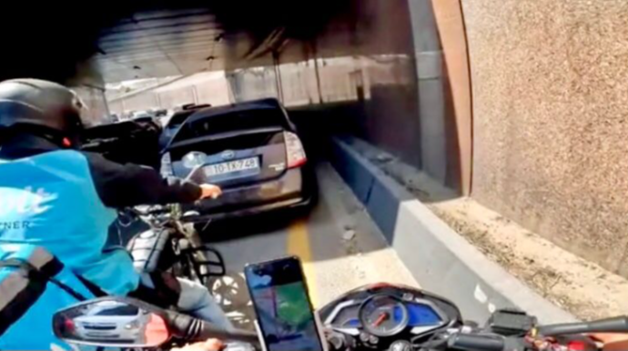 “Prius” qayda pozan motosiklet sürücülərini belə cəzalandırdı   - VİDEO
