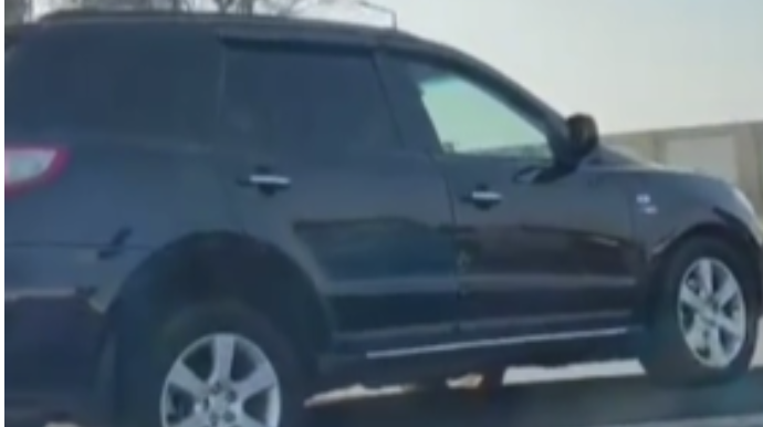 Avtomobili bardürə dırmaşdıran sürücü cərimələndi  - AÇIQLAMA - VİDEO