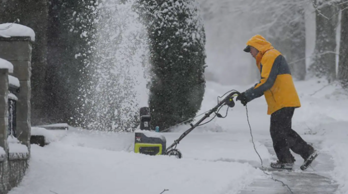 Güclü qar Kanadanın qərbində nəqliyyatın hərəkətini dayandırıb 