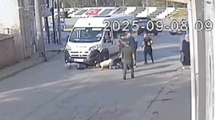 Ana və oğul avtobusun altında qaldı