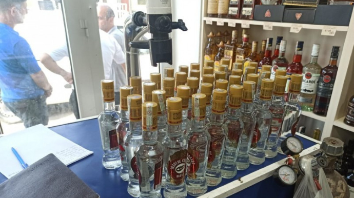 Bərdədə saxta alkoqollu içkilərin satışı müəssisəsi aşkarlanıb
