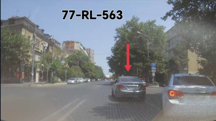 Sürücü yolun ortasında qərarsız qaldı: Gah sola döndü, gah sağa - VİDEO