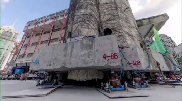 Çində məktəb binası yerdən götürülərək 62 metr kənara çəkildi  - VİDEO