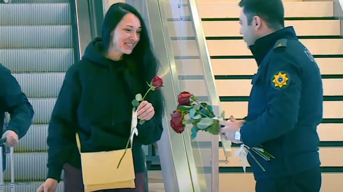 Azərbaycana təyyarə ilə gələn xanımlar çiçəklə qarşılanıb - VİDEO 