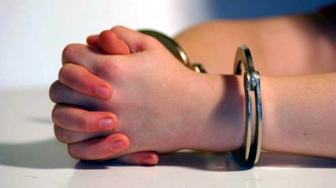 Bakıda yeniyetmə qız anasını döydüyü üçün atasını bıçaqladı 