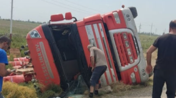 Kürdəmirdə TIR aşıb, yüklər yolun kənarına dağılıb - FOTO 
