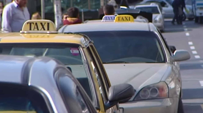 Taksi sürücülərinə şad xəbər:  Analoq cihaz onların avtomobilinə quraşdırılmayacaq