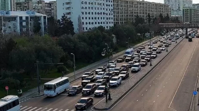 Həftənin ilk günü Bakıda 19 istiqamətdə nəqliyyatın sıxlığı yaranıb
