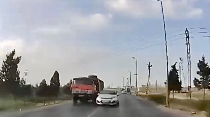 Əks yola çıxıb qəza təhlükəsi yaradan sürücü CƏRİMƏLƏNDİ    - VİDEO