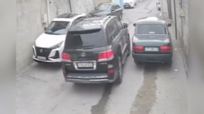 Bakıda bahalı nömrəli "Lexus"un sürücüsü qəza törədib qaçdı  - VİDEO