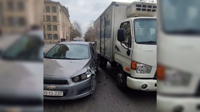 Ara məsafəsi saxlamayan yük maşını qəzadan yayınarkən “Chevrolet”i vurdu   - VİDEO