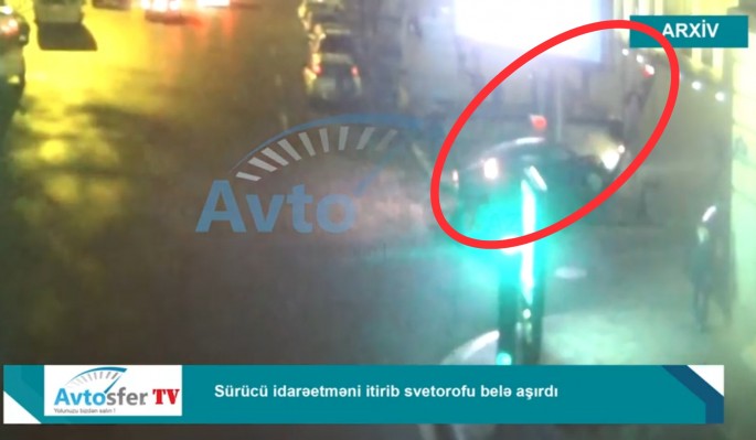 Sürücü idarəetməni itirərək  maşını svetofora çırpdı - VİDEO