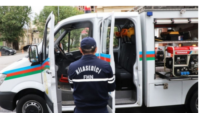 90 yanğına çıxış, xilas olunan üç nəfər: FHN əməliyyat görüntülərini yayımladı   - VİDEO