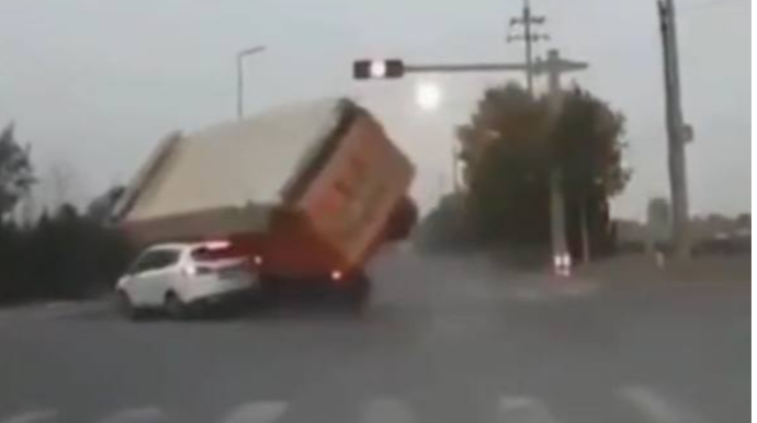 Maşın yük avtomobilinin altında qaldı - ANBAAN VİDEO 