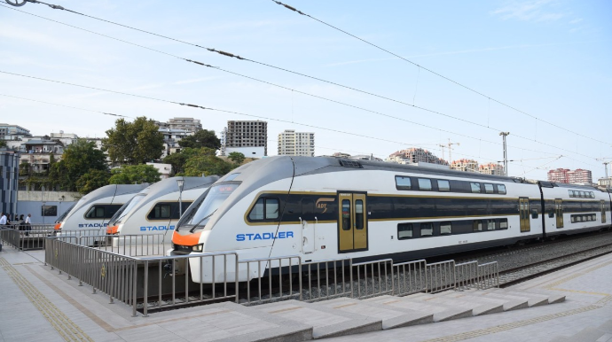 За 9 месяцев машинисты АЖД совершили 37 экстренных торможений - ВИДЕО