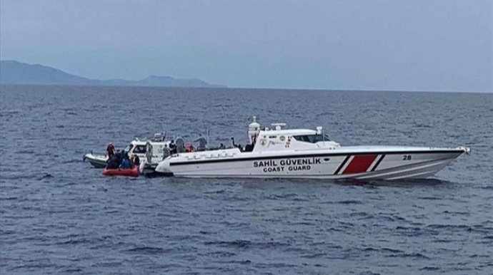 У берегов Турции затонула лодка с беженцами, спасены 35 человек
