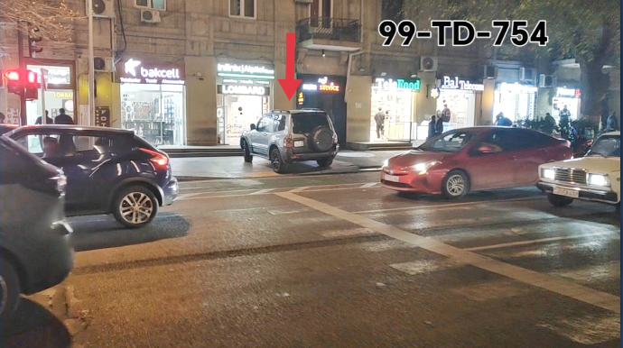 Sürücü maşını səkidə park edib piyadaların yolunu kəsdi - VİDEO