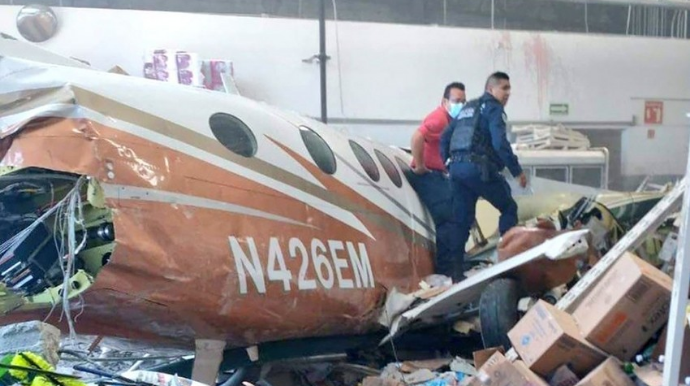 Падение легкого самолета на супермаркет в Мексике, погибли три человека  - ФОТО