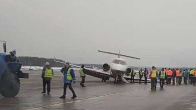 Şassilərindən biri olmayan özəl təyyarə təcili eniş etdi  - VİDEO