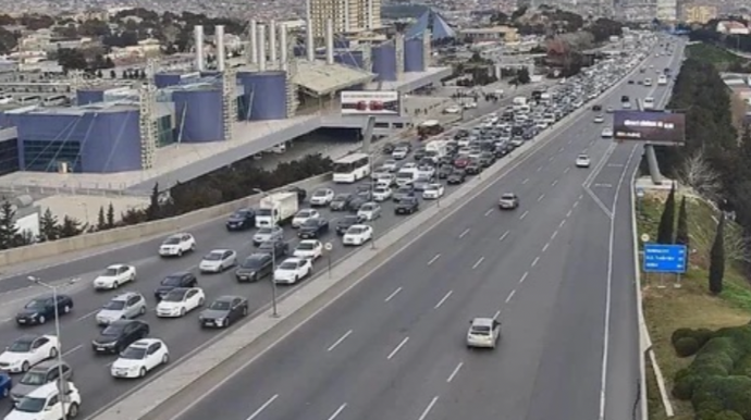 На каких улицах Баку 6 марта наблюдаются транспортные заторы? 