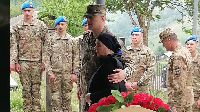 Hikmət Mirzəyev Pəncəli Teymurovun anasının qarşısında... - VİDEO 