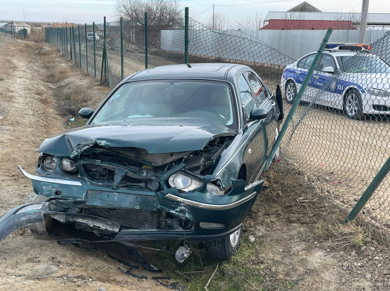 Yoldan çıxan maşın qəza törətdi: Xəsarət alan var - FOTO