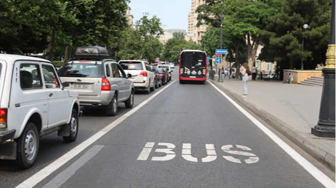 Bakı yollarının zolaqlı problemi: Çıxış yolu nədir? 