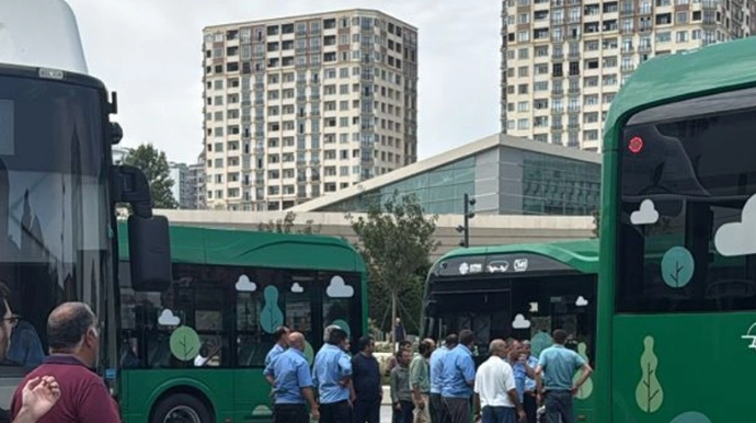 “28 May”  stansiyası yaxınlığında iki “BakuBus”  avtobusu toqquşdu - VİDEO - YENİLƏNİB