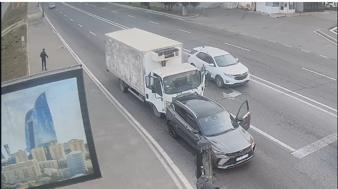 Bakıda müəmmalı hadisə: Sürücü dayanan zaman qəza törətdi - VİDEO